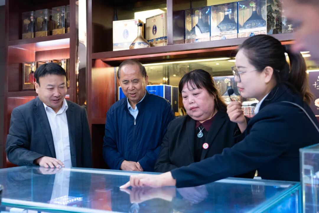 渭南市发改委副主任王晓锋陪同陕西省行知教育集团董事长强月香一行赴陕西91短视频在线观看免费最新酒厂考察调研